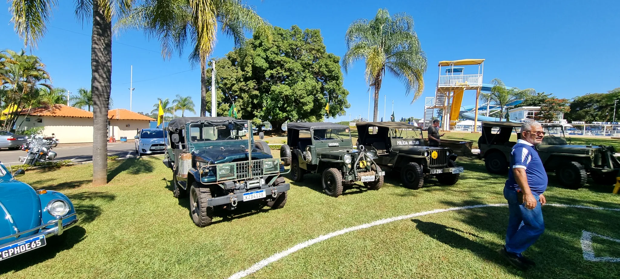Jipes militares históricos reunidos em exposição