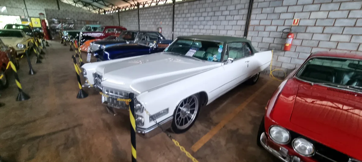 Automóvel clássico branco em exposição na sede do Veteran