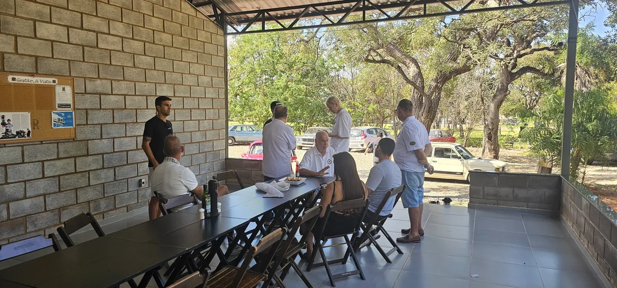 Associados reunidos à mesa na sede do Veteran Car Brasília
